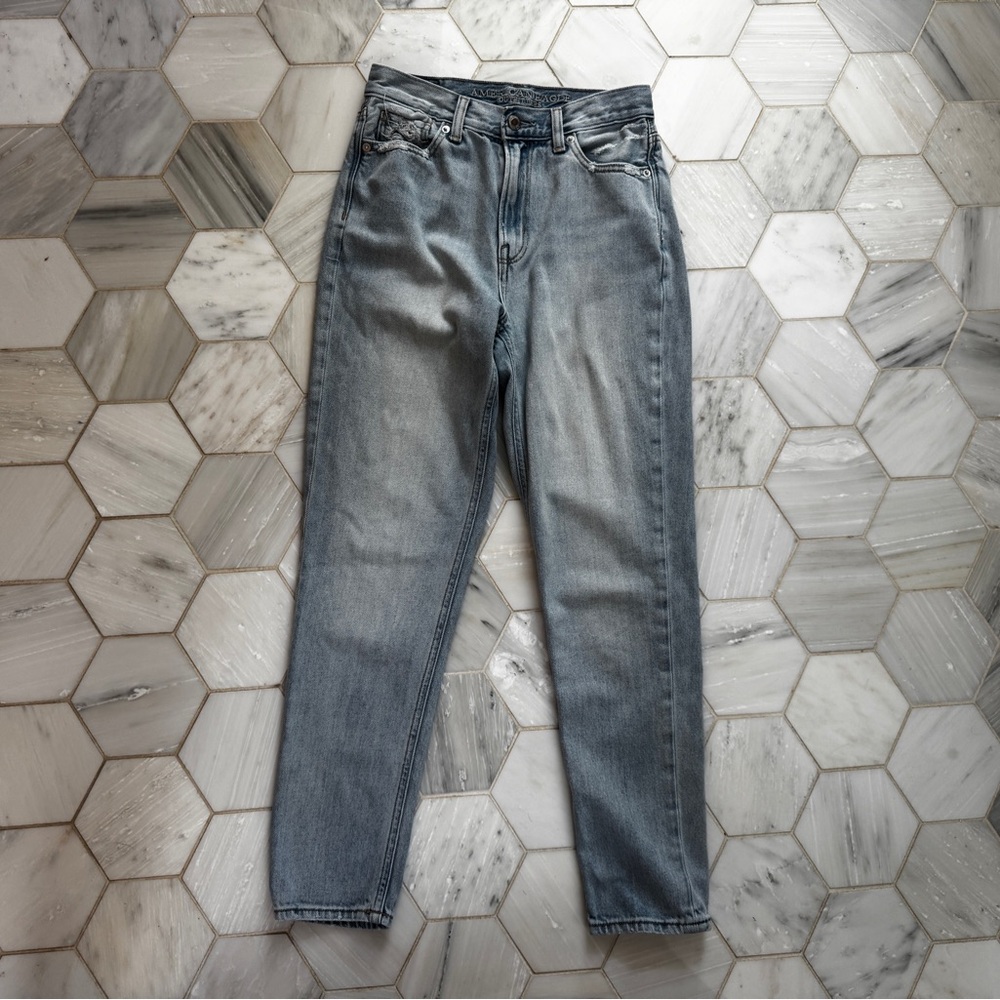 American Eagle light wash Mom Jeans